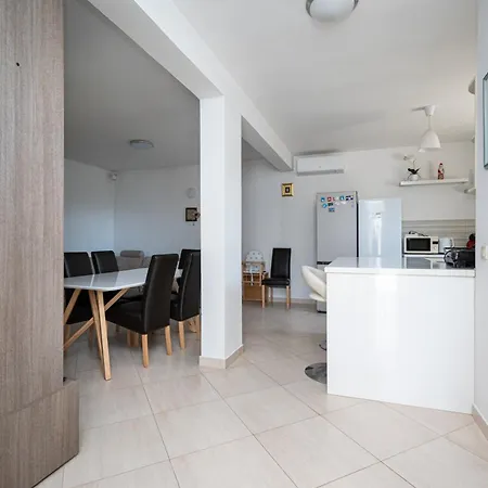 Family Friendly House With A Swimming Pool Radovin, Zadar - 21307 Feriehus Ražanac